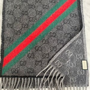 GUCCI jacquard scarf with signature green and red stripe
